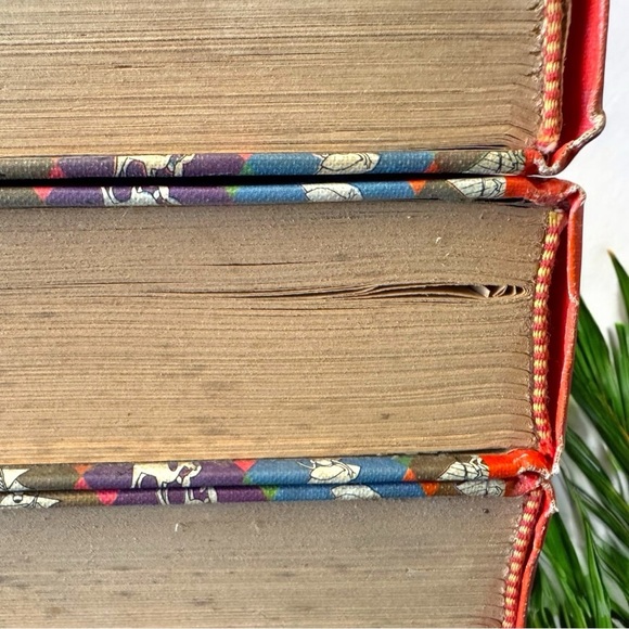 VINTAGE 1966 ‘Classics to Grow On’ Set of 4 Books - Robin Hood, Dickens, & More - Picture 6 of 13